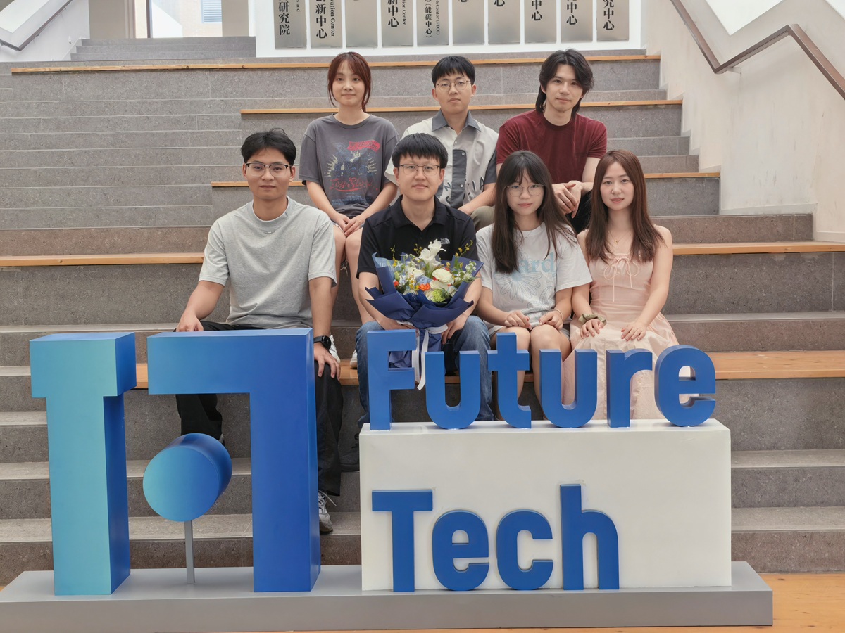 Xiaowei Hu and the first cohort of graduate students at SCUT, September 2026